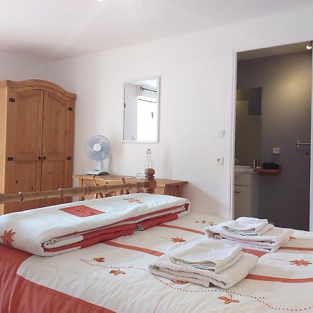 Bed and Breakfast Ancienne Ecole Cazaux-Villecomtal Exterior foto