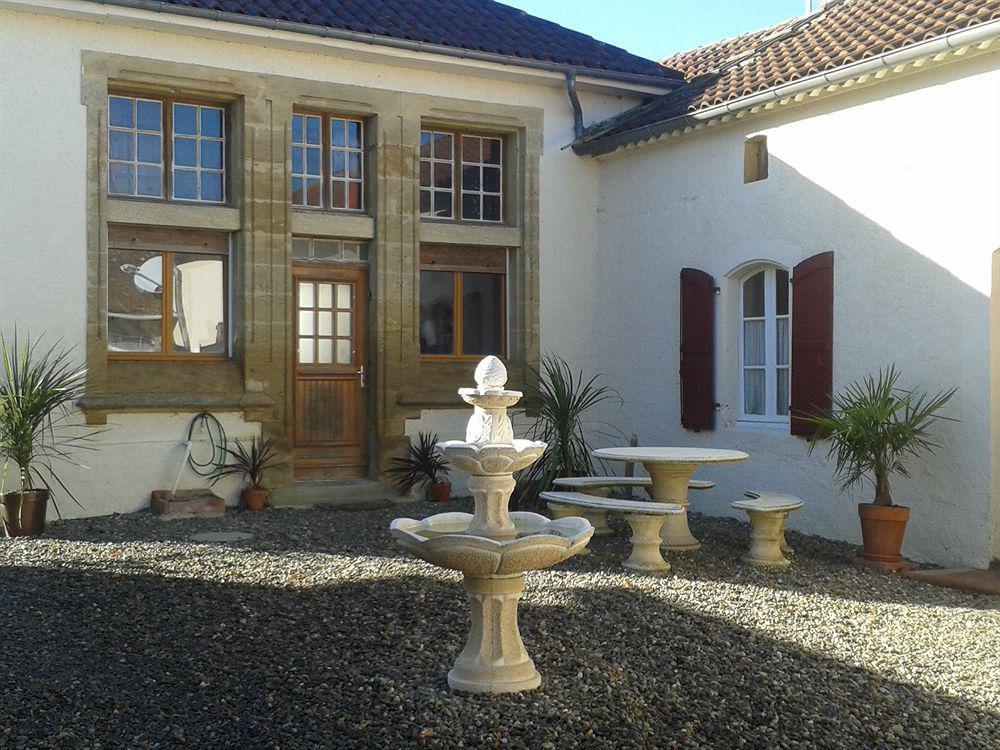 Bed and Breakfast Ancienne Ecole Cazaux-Villecomtal Exterior foto